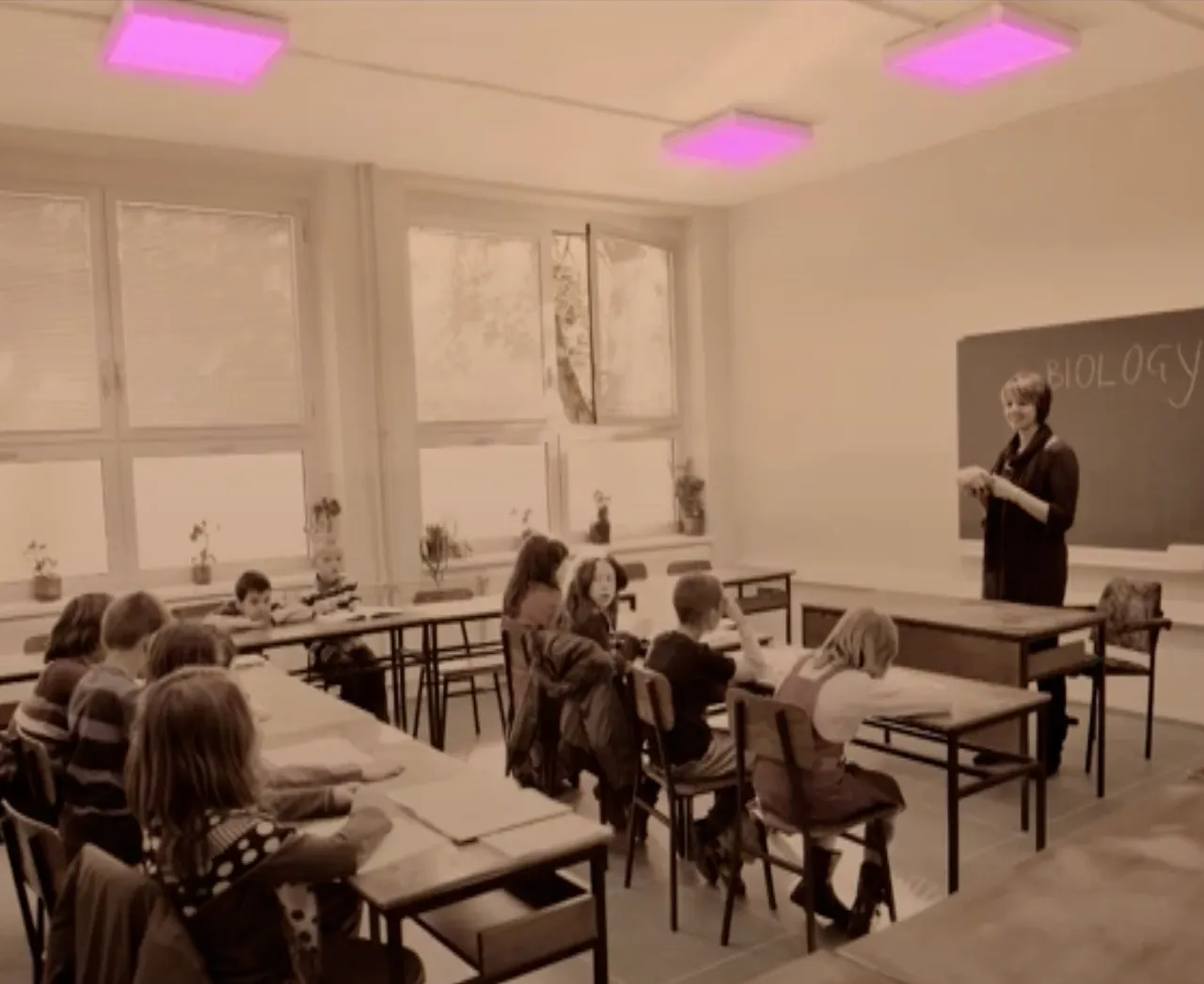 Conceptual arrangement of UVC luminaries in a class room